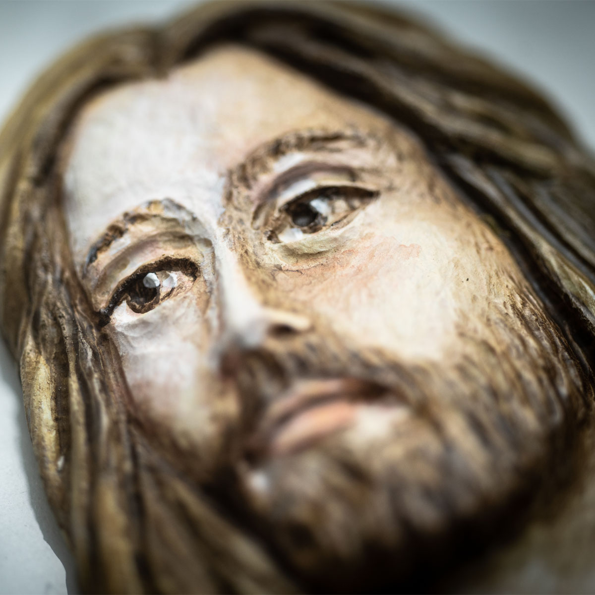 dettaglio viso scultura su lapide
